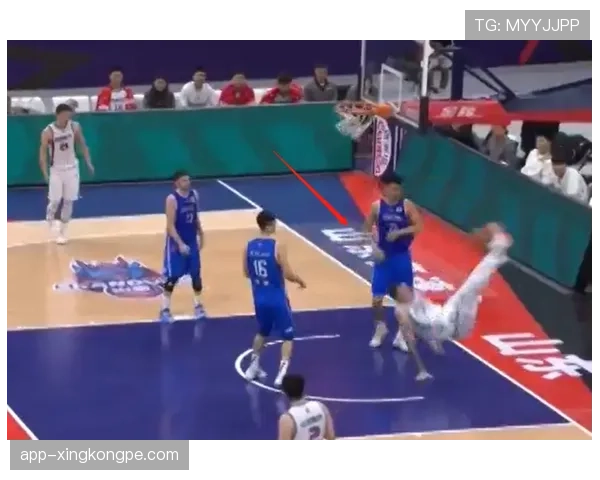 接触犯规和正常身体对抗，裁判如何精准判罚？