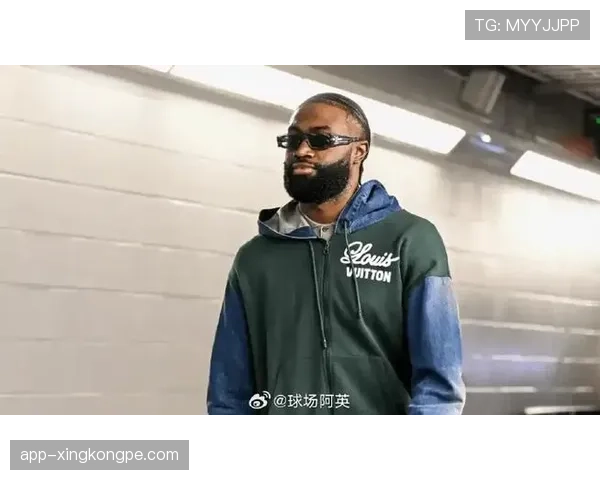 杰伦·布朗无球跑动效率提升，拉开进攻空间改变绿军战术格局